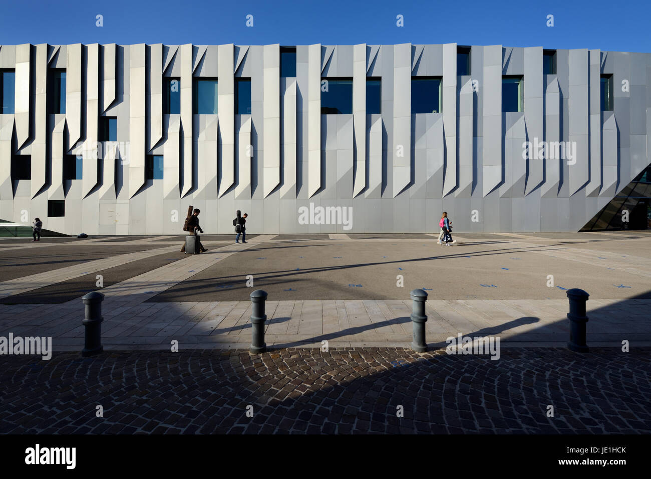 Conservatoire de Musique o il Conservatorio Darius Milhaud (comp 2013) progettato dall architetto giapponese Kengo Kuma Aix-en-Provence Francia Foto Stock