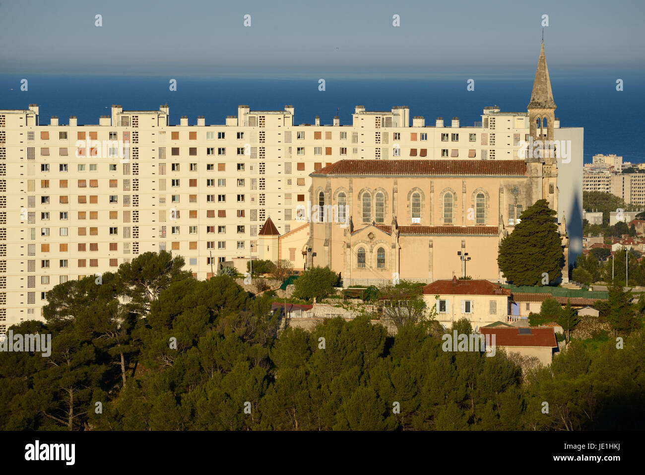 Cappella o chiesa di San Giuseppe a Le Redon, Marsiglia, skyline della città, il Mar Mediterraneo e gli anni sessanta Torre modernista Valmante blocco Foto Stock
