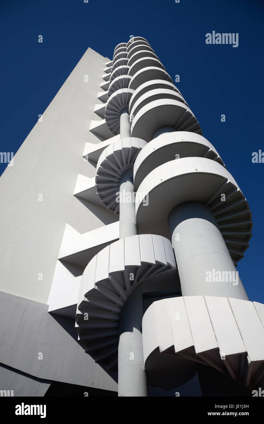 Calcestruzzo scalinata a spirale del modernista Brasilia appartamenti a Torre (1962-67) da Fernand Boukobza ispirato da Le Corbusier a Marsiglia Foto Stock