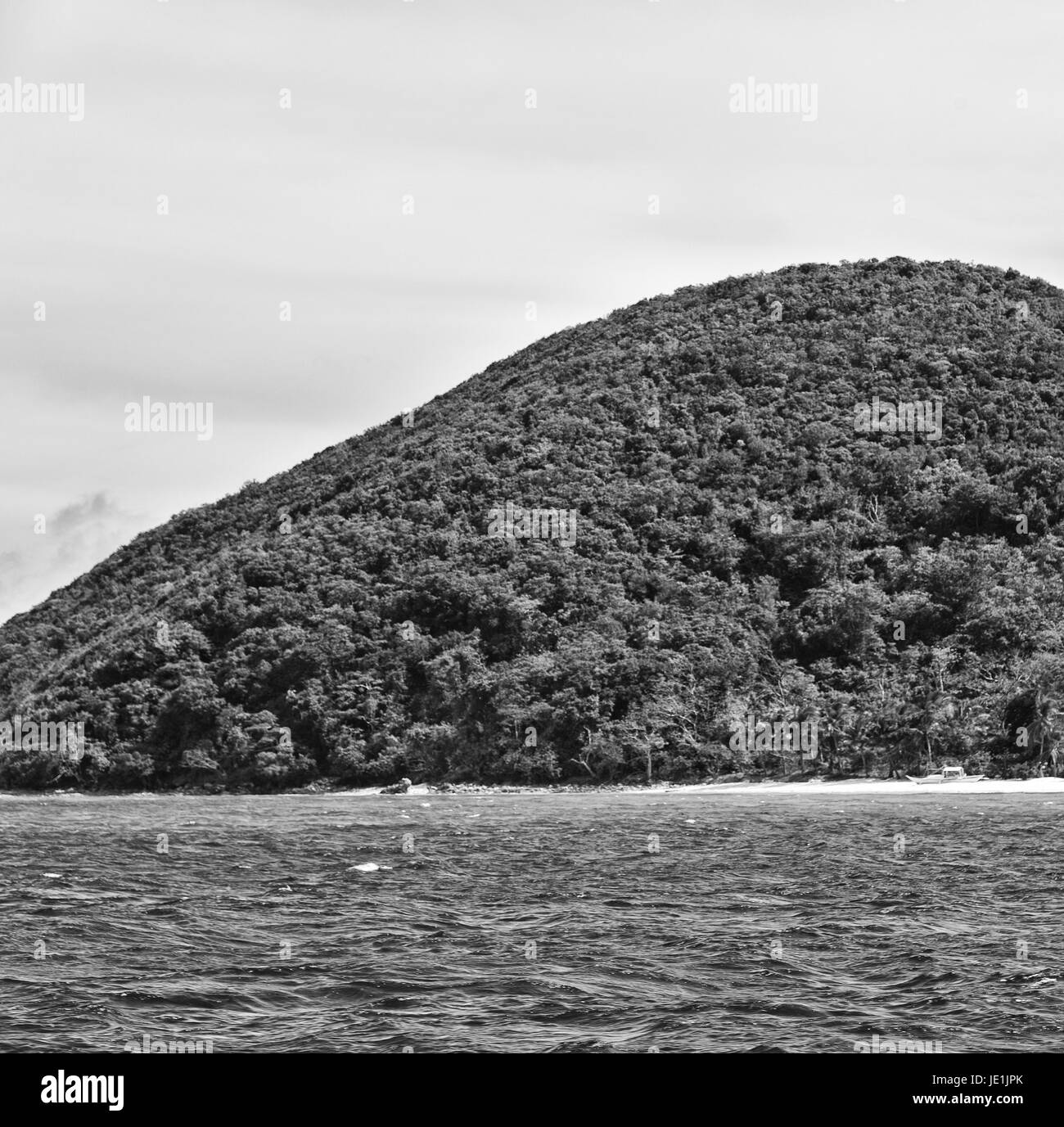 Da una barca in filippine snake isola nei pressi di el nido palawan panorama bellissimo litorale del mare e roccia Foto Stock