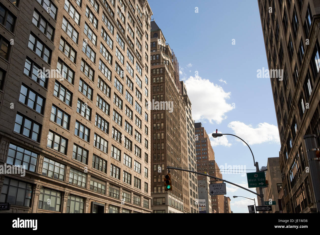 1920s edifici per uffici guardando giù settima avenue Midtown New York City USA Foto Stock
