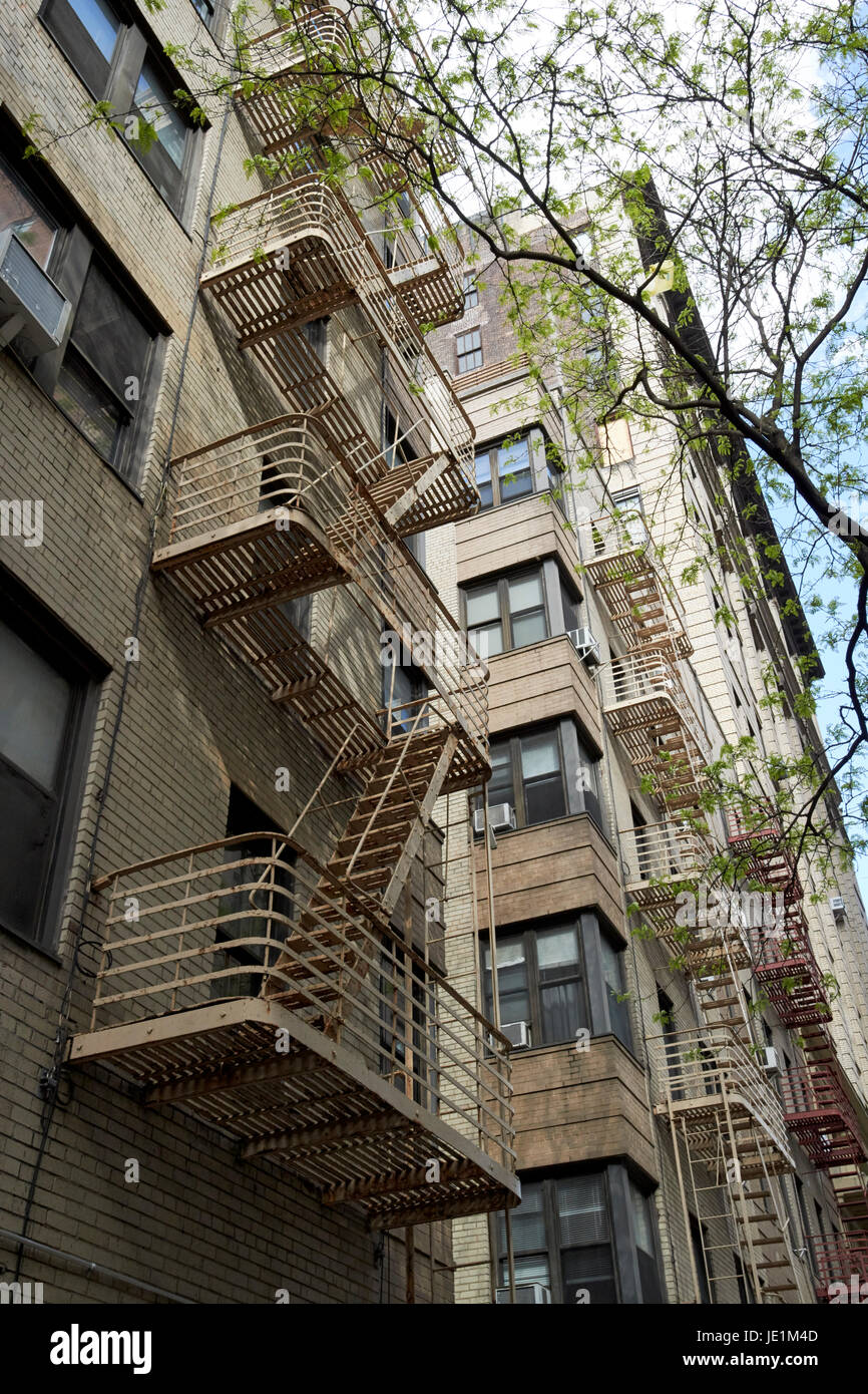 Ruggine di metallo fire sfugge su edifici appartamento Chelsea New York City USA Foto Stock