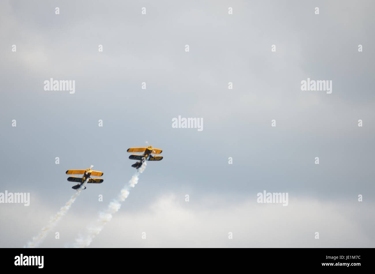 Due blu e giallo biplani volare insieme verso l'alto Foto Stock