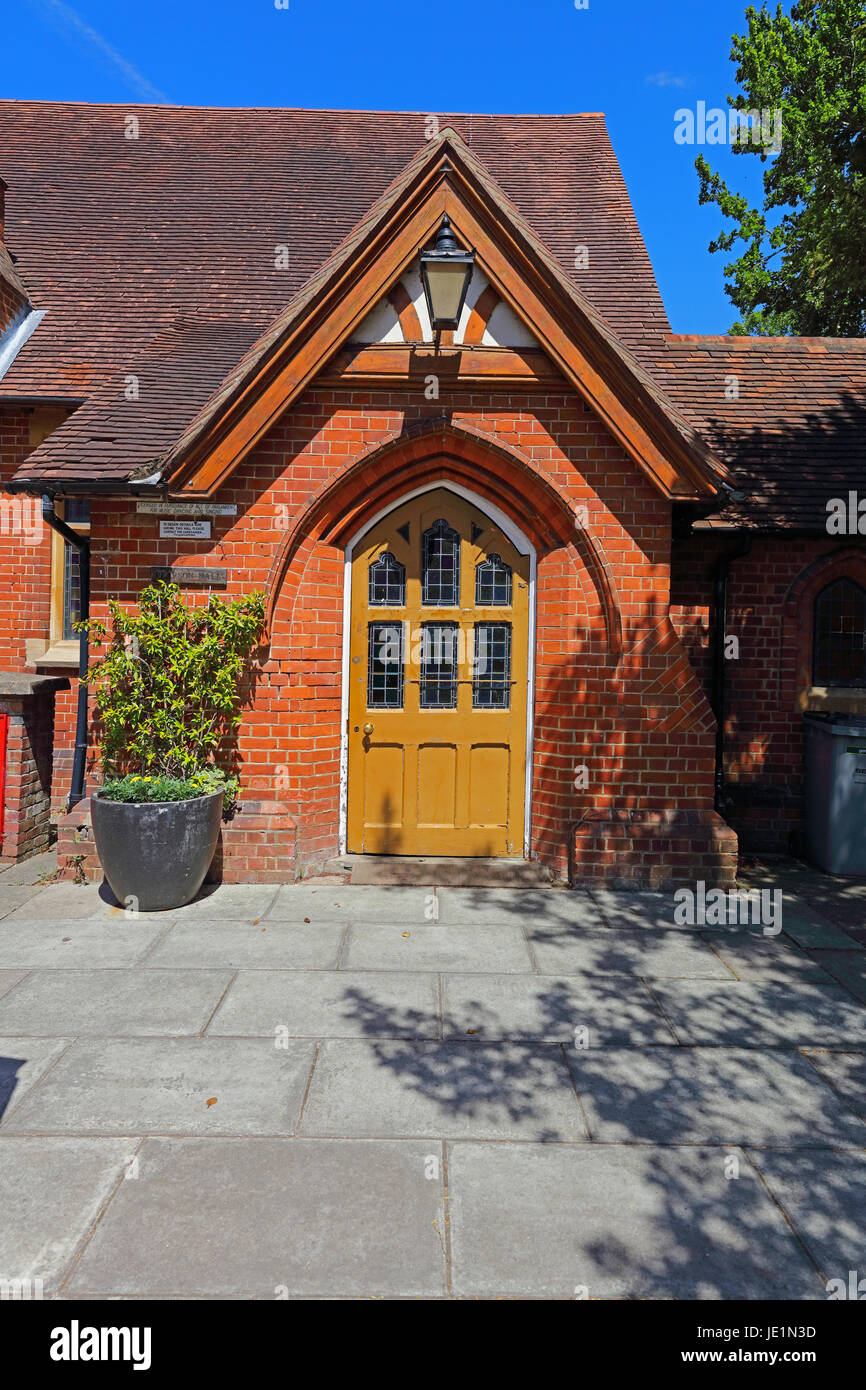 La porta principale a 'Pearson' hall Sonning villaggio con le sue finestre in vetro piombato con ordinatamente in legno verniciato. Foto Stock