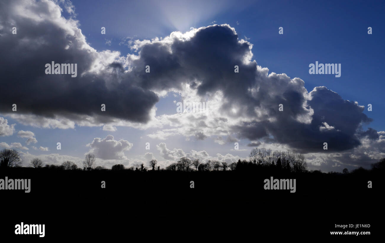 Cielo minaccioso sul paesaggio in primavera, Settentrionale (Mayenne Paese della Loira, Francia). Foto Stock