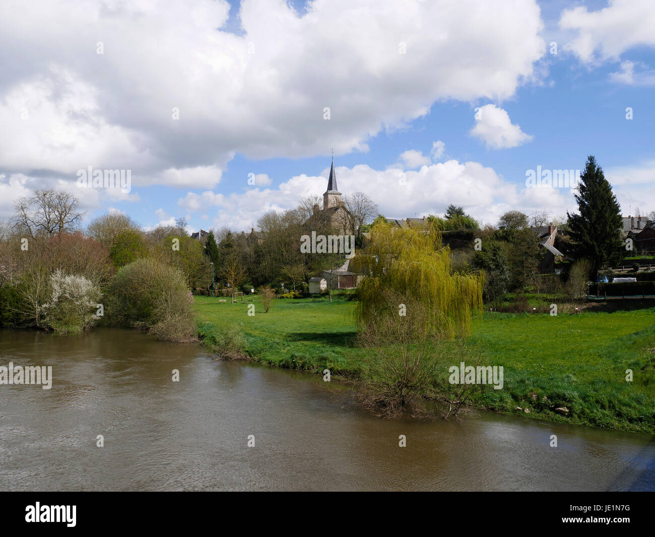Villaggio francese in primavera, fiume la Mayenne (Saint-Fraimbault, dipartimento Mayenne, Paese della Loira, Francia). Foto Stock