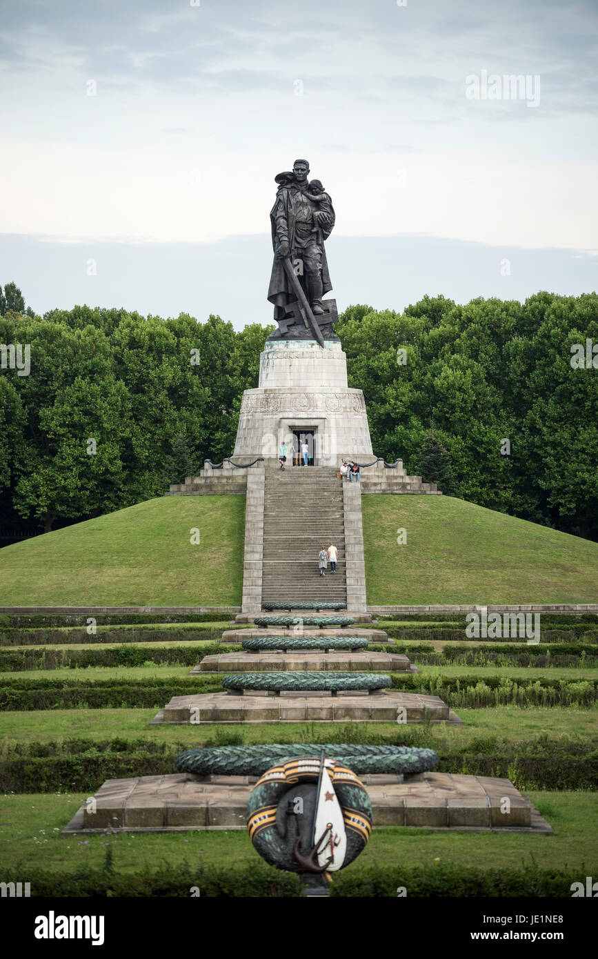 Berlino. Germania. Guerra sovietica monumento eretto nel Parco Treptower, commemora i soldati sovietici caduti nella battaglia di Berlino, Apr-May 1945. Costruito (1949) a t Foto Stock