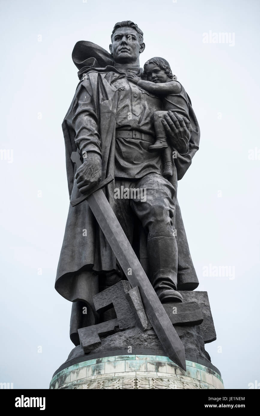 Berlino. Germania. Guerra sovietica monumento eretto nel Parco Treptower, commemora i soldati sovietici caduti nella battaglia di Berlino, Apr-May 1945. Foto Stock