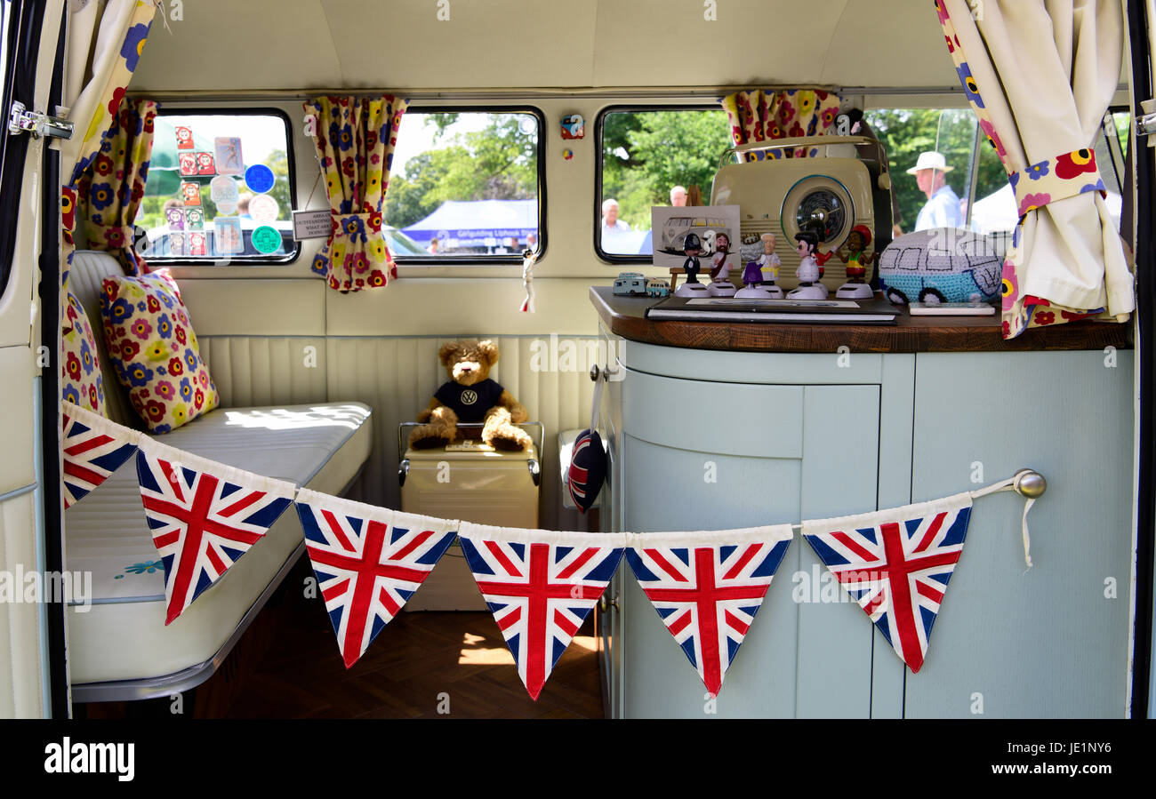 Interno di una Volkswagen Splitscreen camper dal 1967 sul visualizzatore in corrispondenza di una Classic Car Show, Liphook, Hampshire, Regno Unito. Il 18 giugno 2017. Foto Stock
