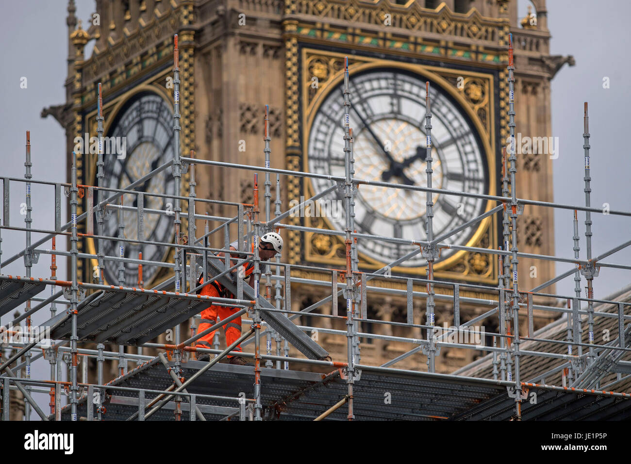 Ponteggio è eretto vicino alla Torre di Elizabeth presso il Palazzo di Westminster, Londra, come parte del lavoro di conservazione sul punto di riferimento. Foto Stock