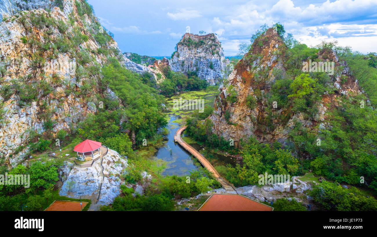 La fotografia aerea la Stone Mountain a Khao Ngu parco di pietra.la sospensione ponte che attraversa il lago in lungo ponte a fianco di montagna si può raggiungere a piedi Foto Stock