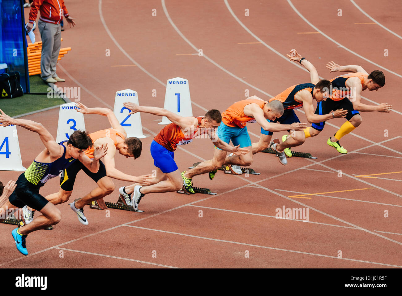Velocisti corridori uomini inizia a correre a 100 metri durante il campionato UrFO in atletica leggera Foto Stock