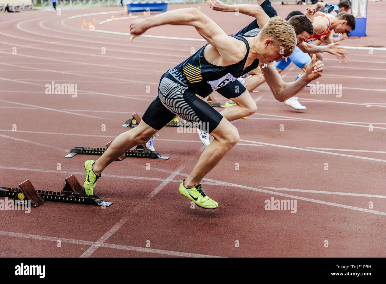 Start guide velocisti uomini in esecuzione a 100 metri durante il campionato UrFO in atletica leggera Foto Stock