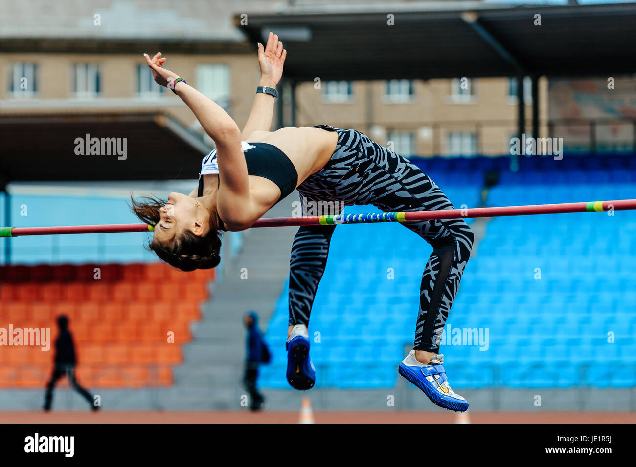 Ponticello di donna riuscito tentativo di salto in alto durante il campionato UrFO in atletica leggera Foto Stock