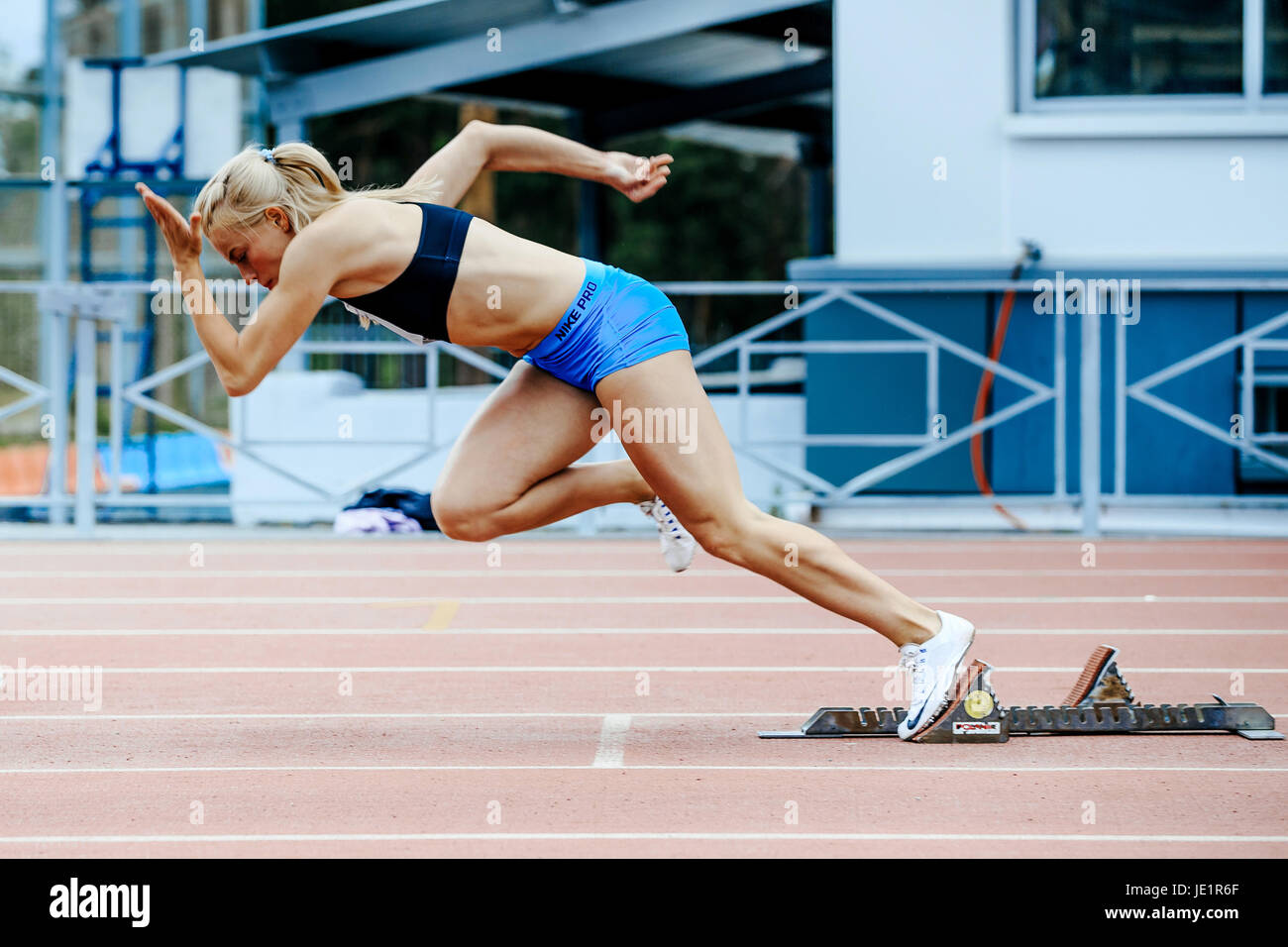 Avvio esplosivo atleta femminile sprinter eseguire 200 metri durante il campionato UrFO in atletica leggera Foto Stock