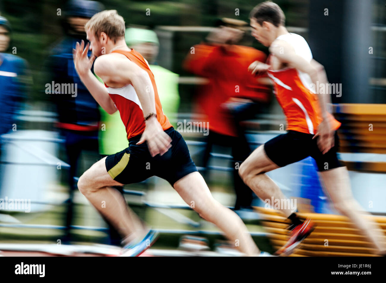 Moto sfocata due corridori uomini correre in stadium durante il campionato UrFO in atletica leggera Foto Stock