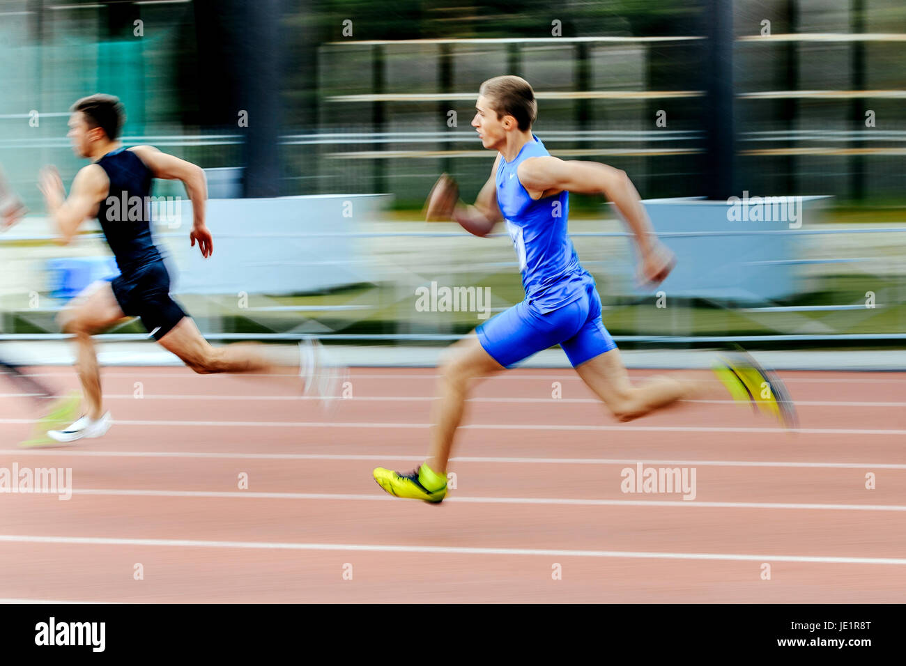 Moto sfocata due corridori velocisti uomini eseguire corsa in 200 metri durante il campionato UrFO in atletica leggera Foto Stock