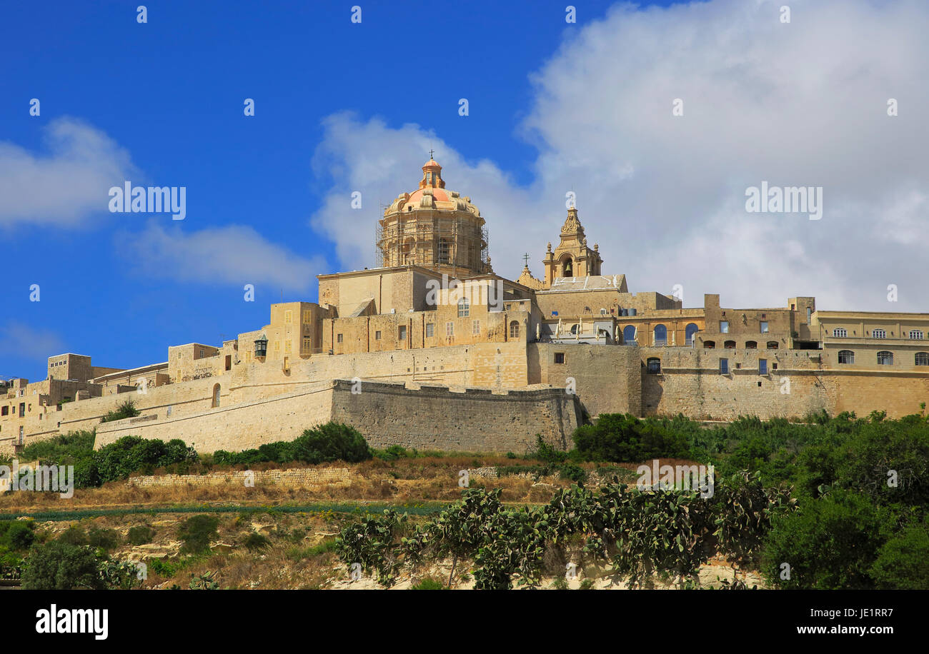 Vista della città fortificata di Mdina, Malta cupola di Saint Paul cathedral sotto i ponteggi Foto Stock