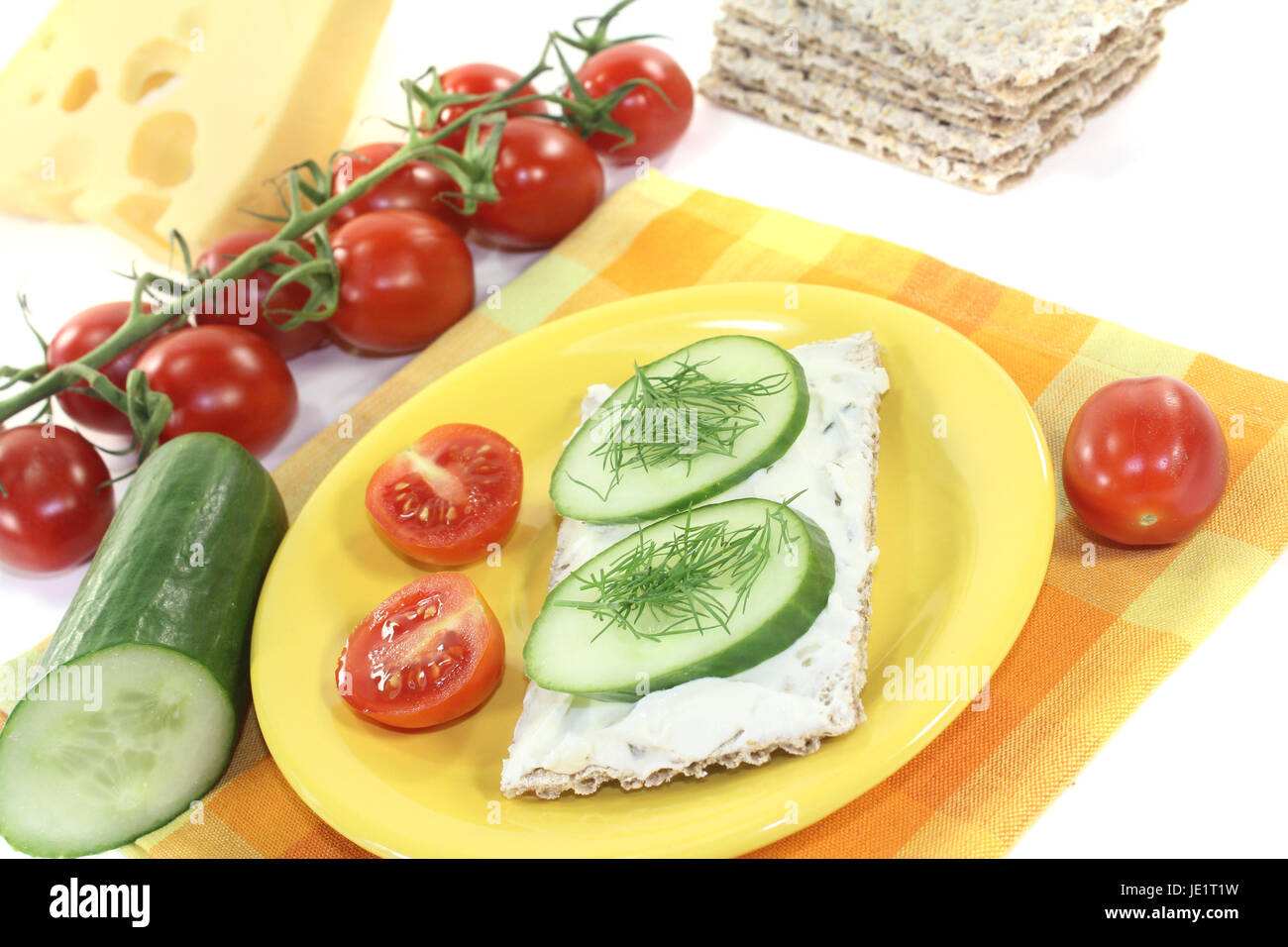 Knäckebrot Frischkäse mit, Gurke und aneto auf hellem Hintergrund Foto Stock