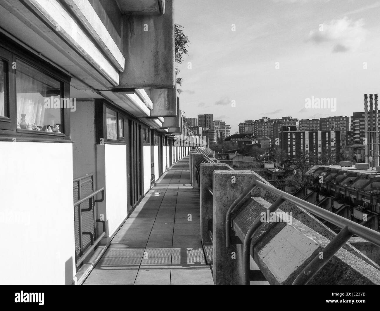 LONDON, England, Regno Unito - MARZO 07, 2008: Alexandra Road station wagon progettata nel 1968 da Neave Brown si applica la casa a schiera Modello ad alta densità di alloggiamento pubblico è un capolavoro della nuova architettura brutalist Foto Stock