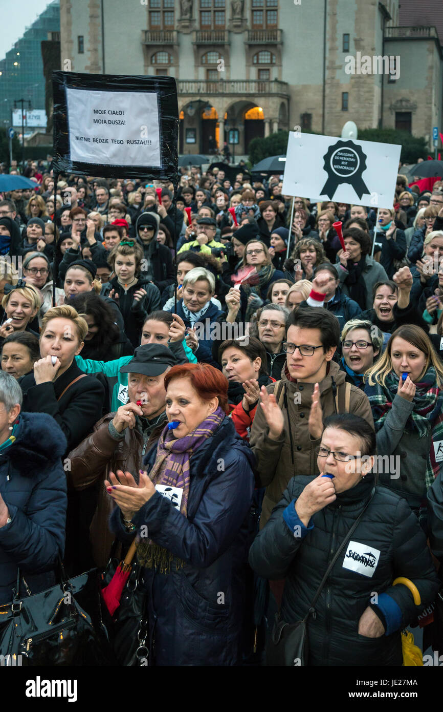 Pozna_, Polonia, nero protesta contro l'esagerazione di legge sull aborto Foto Stock