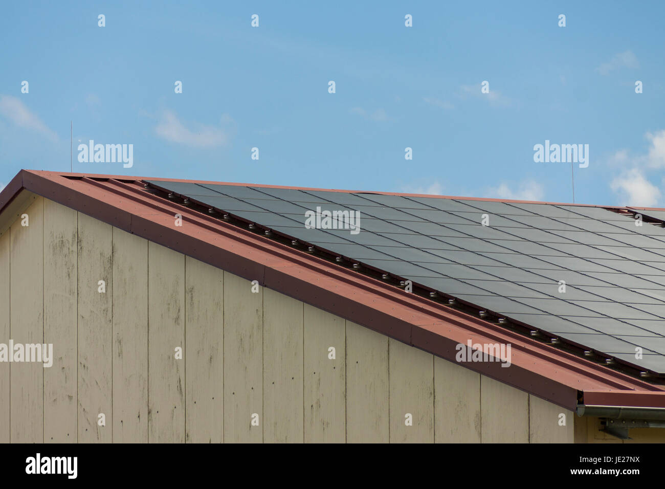 Photovoltaik-Solarzellen auf einem Dach Energie alternative bei Sonnenschein im Freien Foto Stock
