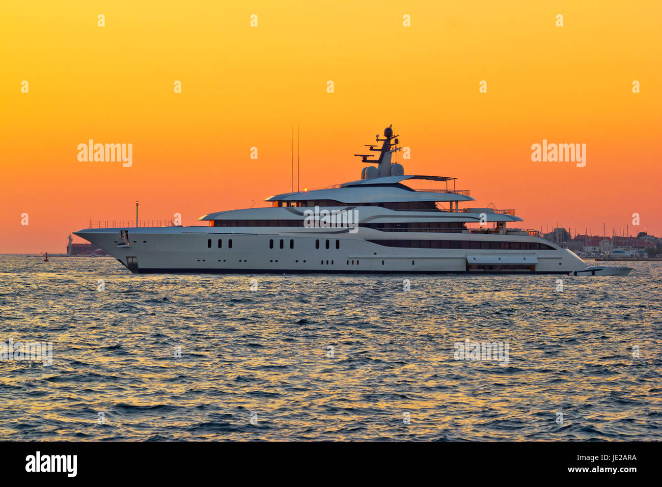 Superyacht su giallo tramonto vista laterale Foto Stock