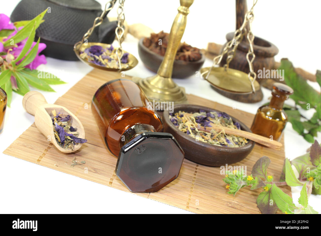 Chinesische Medizin mit Pflanzen und Waage auf hellem Hintergrund Foto Stock