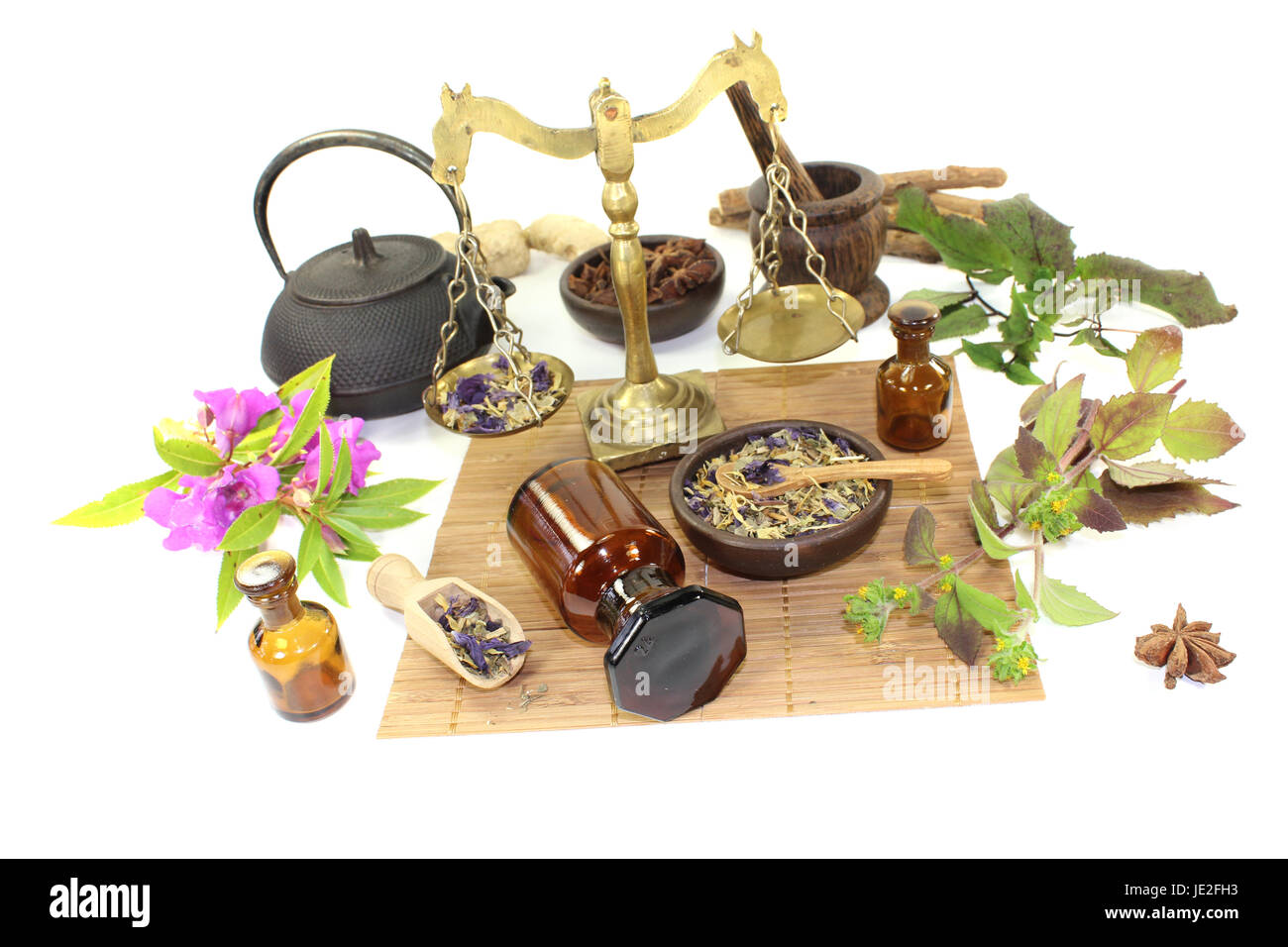 Chinesische Medizin mit Pflanzen und Mörser auf hellem Hintergrund Foto Stock