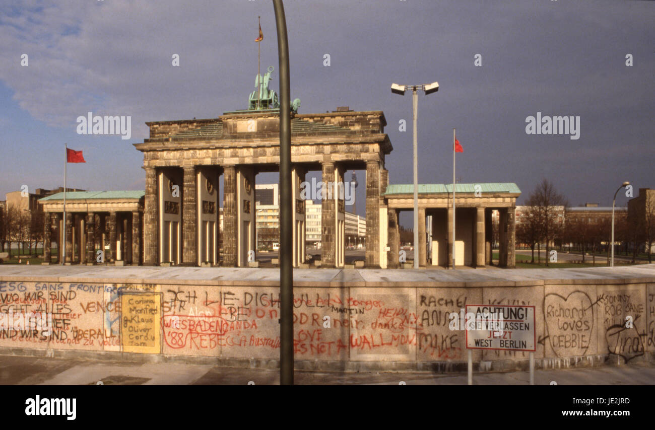 Brandenburger Tor 1987, la Porta di Brandeburgo, 1987, con la torre della TV visto attraverso un arco Foto Stock