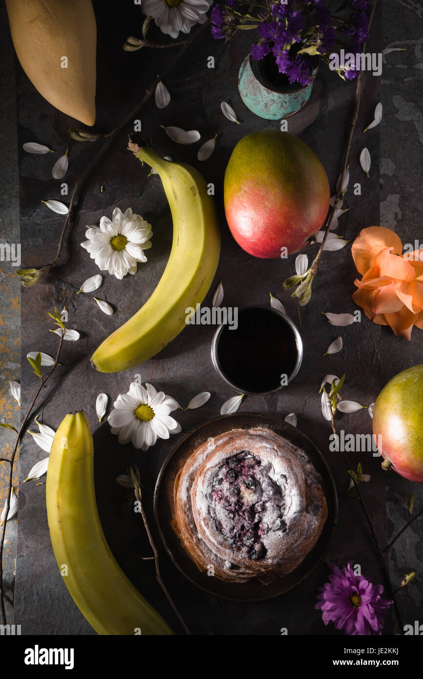 Tea party ancora ife con frutti e fiori in verticale Foto Stock