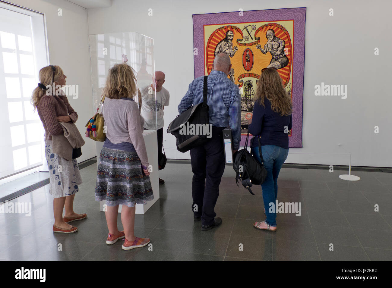 I visitatori del Grayson Perry mostra alla Serpentine Gallery di Londra,l'Inghilterra,UK Foto Stock