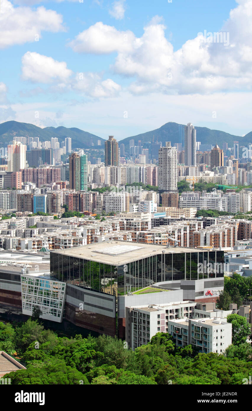 Vista sulla città moderna durante il giorno Foto Stock