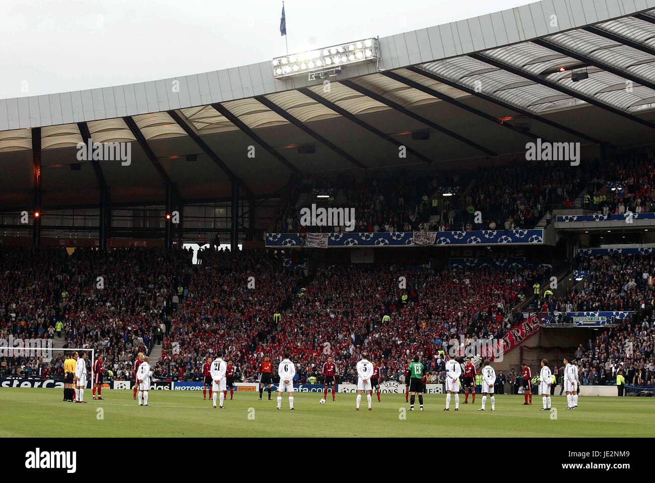 Minuti di silenzio all'Hampden Bayer Leverkusen V REAL MADRID HAMPDEN PARK GLASGOW 15 Maggio 2002 Foto Stock