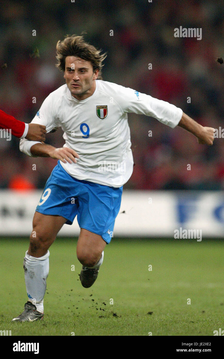 Di Vincenzo Montella Italia & A.S.ROMA Millennium Stadium Cardiff Galles 16 Ottobre 2002 Foto Stock