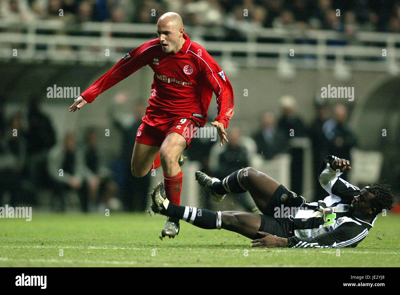 MASSIMO MACCARONE & BERNARD NEWCASTLE UTD V MIDDLESBROUGH St James Park Newcastle 04 Novembre 2002 Foto Stock