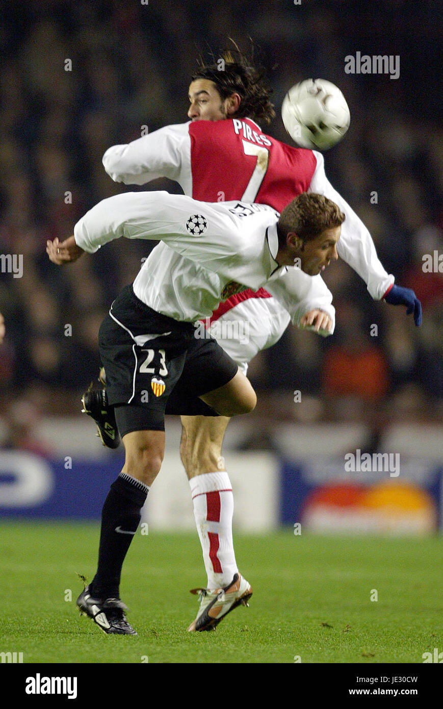 CURRO TORRES ROBERT PIRES ARSENAL & VALENCIA HIGHBURY Londra Inghilterra 10 Dicembre 2002 Foto Stock