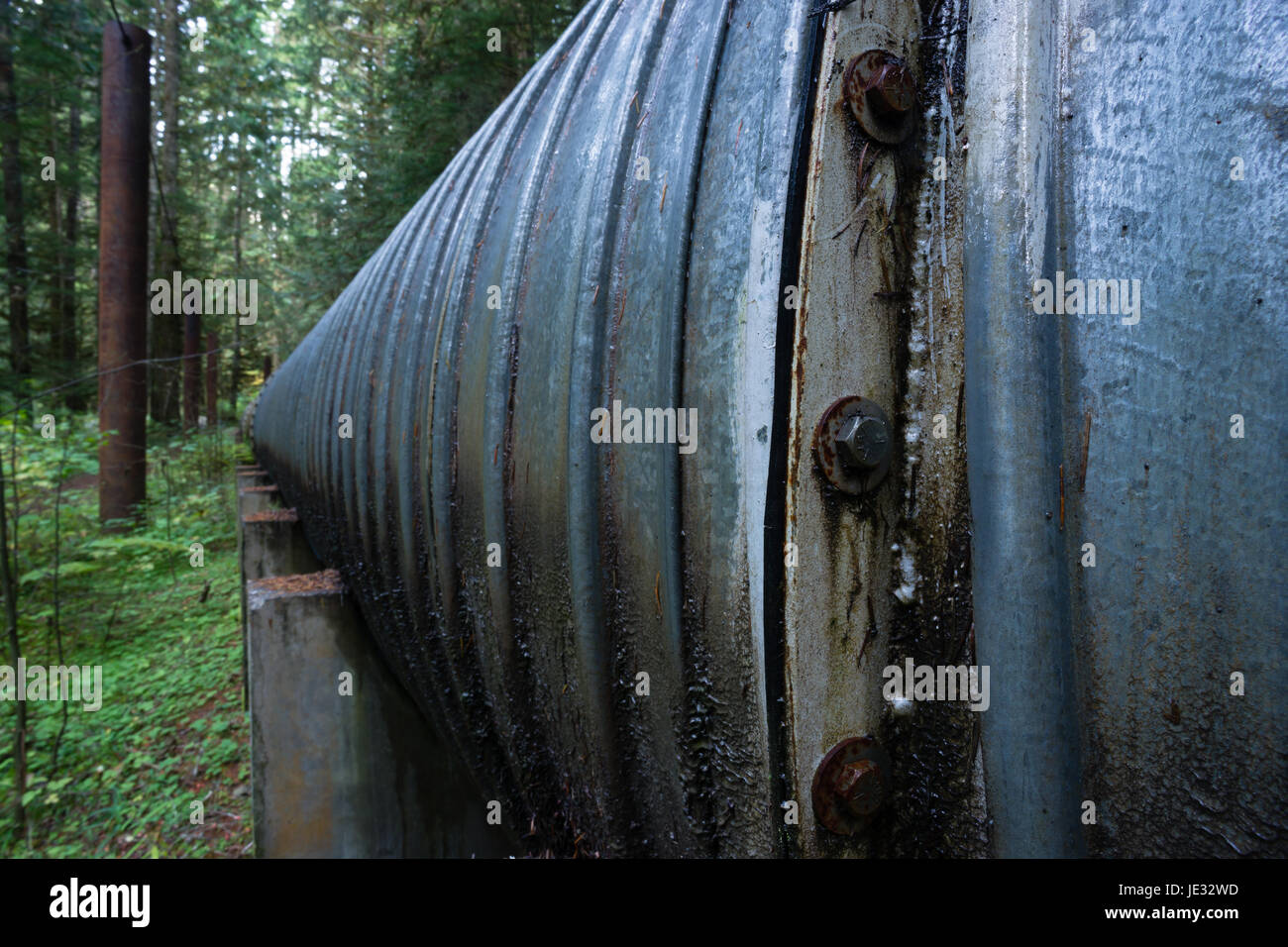 Una conduttura porta acqua al generatore camera per l'elettricità Foto Stock