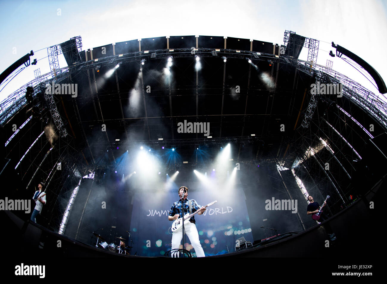 La american rock band Jimmy mangiare mondo raffigurata sul palco come essi svolgono all Ippodromo di San Siro di Milano, Italia. (Foto b y Roberto Finizio/Pacific Stampa) Foto Stock