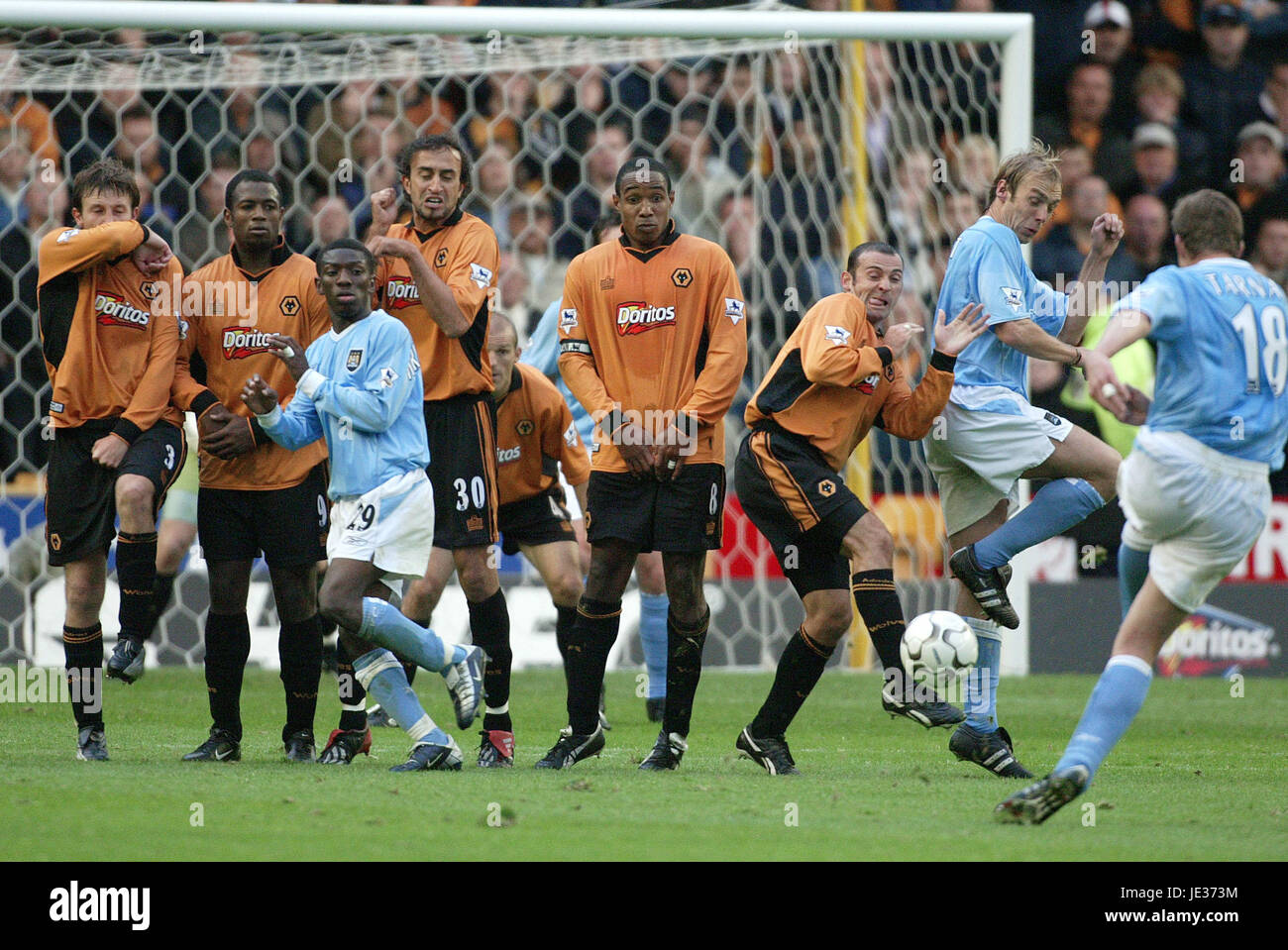 Parete di lupi lupi V MANCHESTER CITY MOLINEUX WOLVERHAMPTON INGHILTERRA 04 Ottobre 2003 Foto Stock