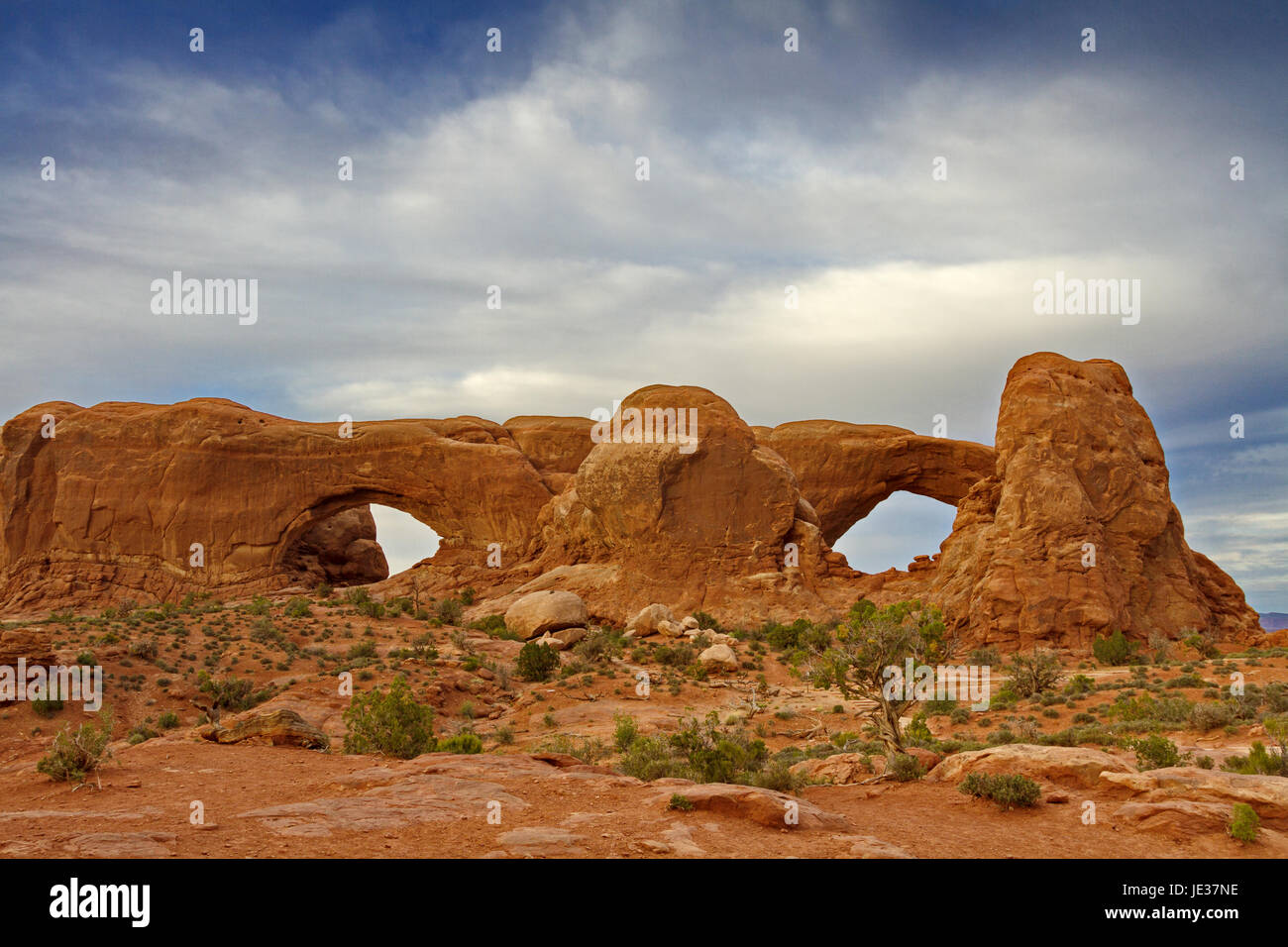 Facilmente riconosciuti Windows naturale formazione di arenaria in Utah paesaggio del famoso Parco Nazionale di Arches Foto Stock