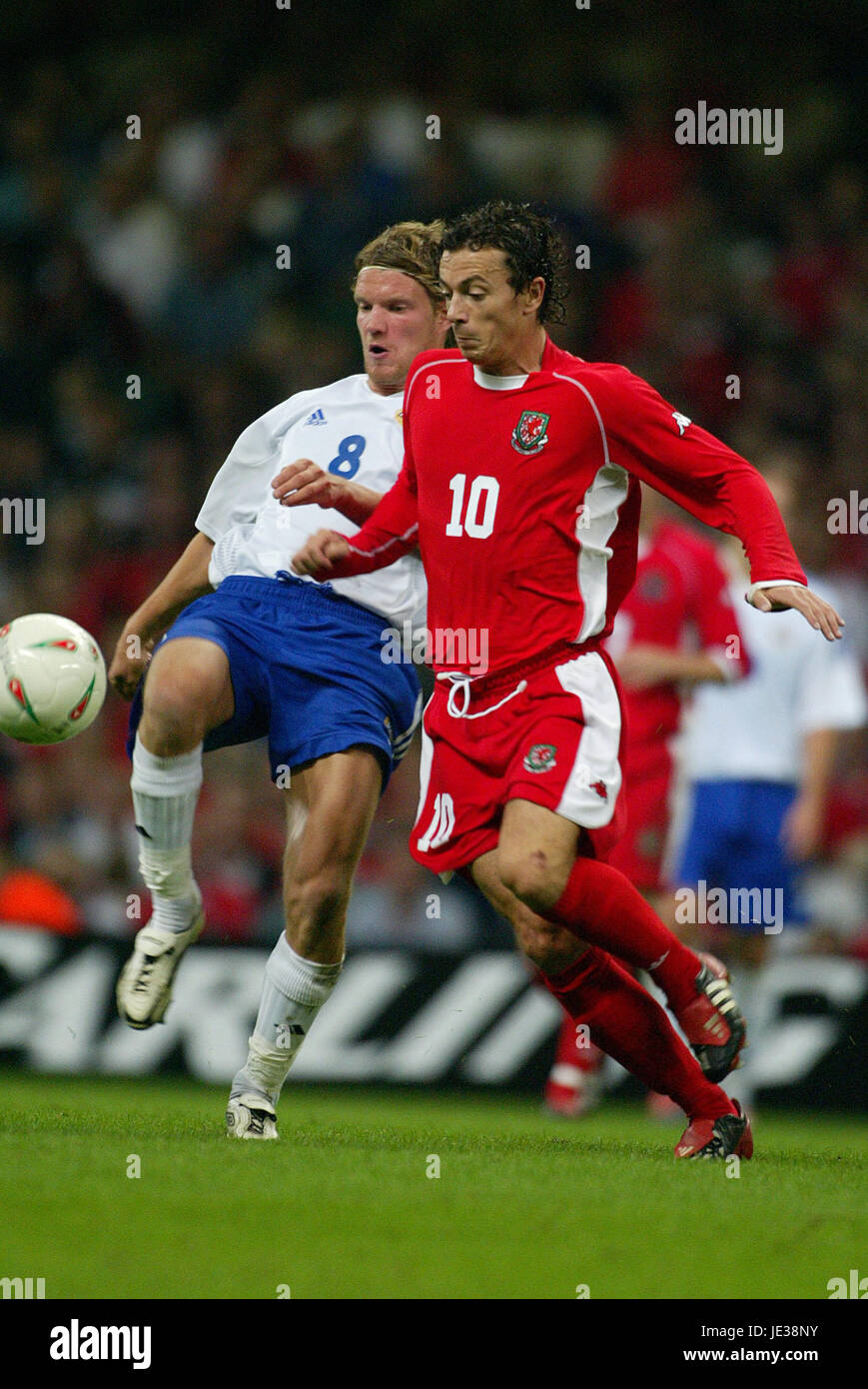 SIMON DAVIES & Teemu TAINIO GALLES V FINLANDIA Millennium Stadium Cardiff Galles 10 Settembre 2003 Foto Stock