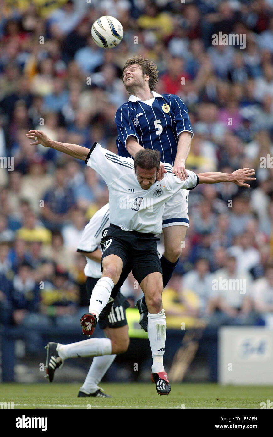 STEVEN PRESSLEY & Fredi BOBIC SCOZIA V GERMANIA HAMPDEN PARK GLASGOW Scozia 07 Giugno 2003 Foto Stock