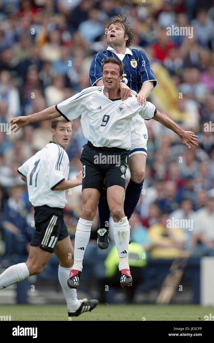 STEVEN PRESSLEY & Fredi BOBIC SCOZIA V GERMANIA HAMPDEN PARK GLASGOW Scozia 07 Giugno 2003 Foto Stock