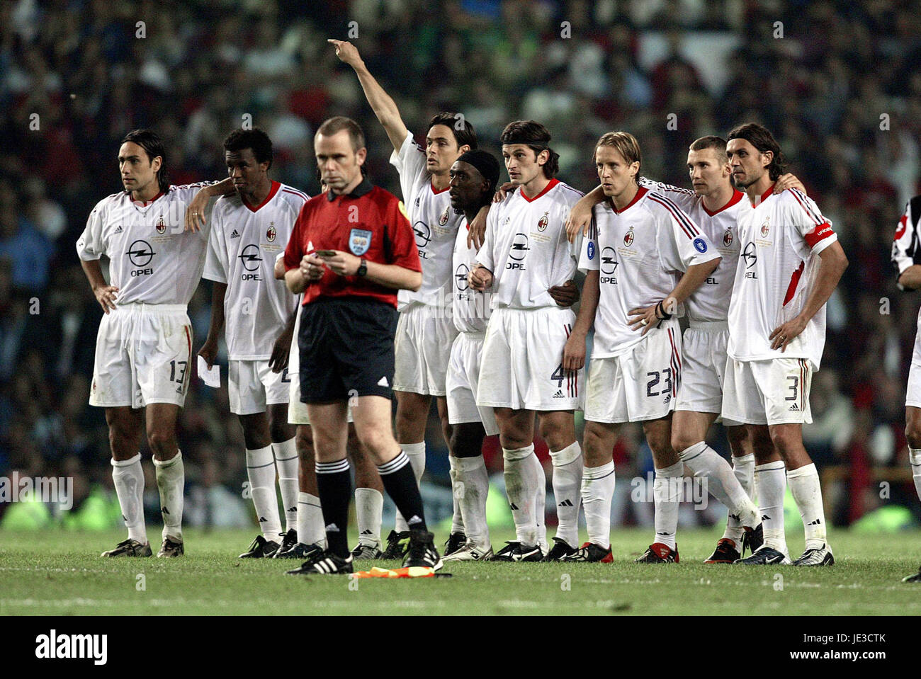 AC MILAN GUARDA I GIOCATORI JUVENTUS V AC MILAN OLD TRAFFORD Manchester Inghilterra 28 Maggio 2003 Foto Stock