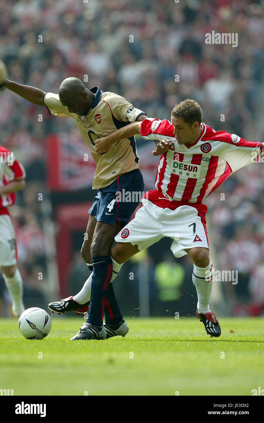 PATRICK VIEIRA & MICHAEL BROWN Arsenal FC V SHEFFIELD UTD FC OLD TRAFFORD MANCESTER Inghilterra 13 aprile 2003 Foto Stock