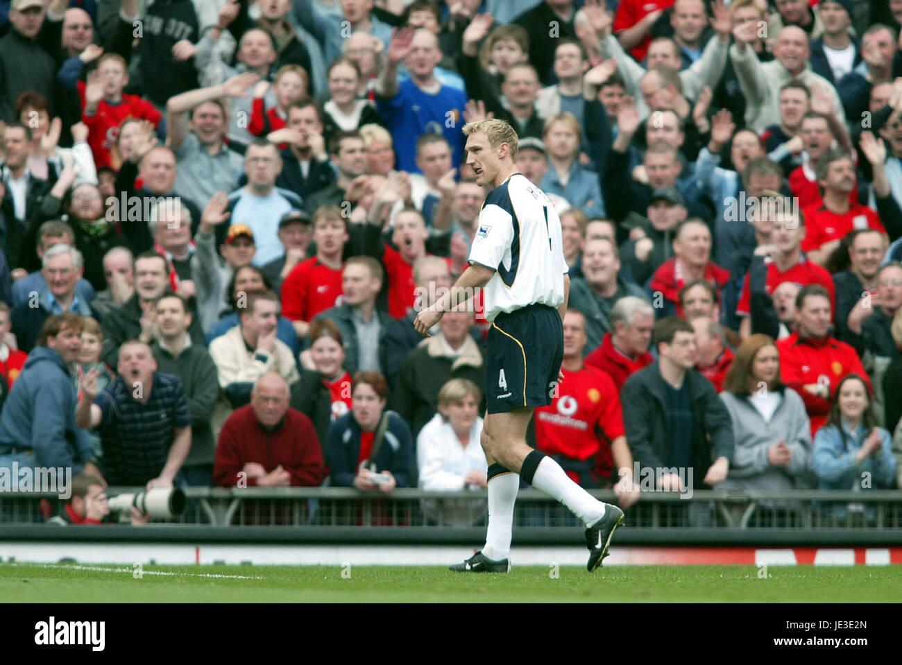 SAMI HYYPIA è inviato fuori IL MANCHESTER UNITED V LIVERPOOL OLD TRAFFORD MANCHESTER 05 Aprile 2003 Foto Stock