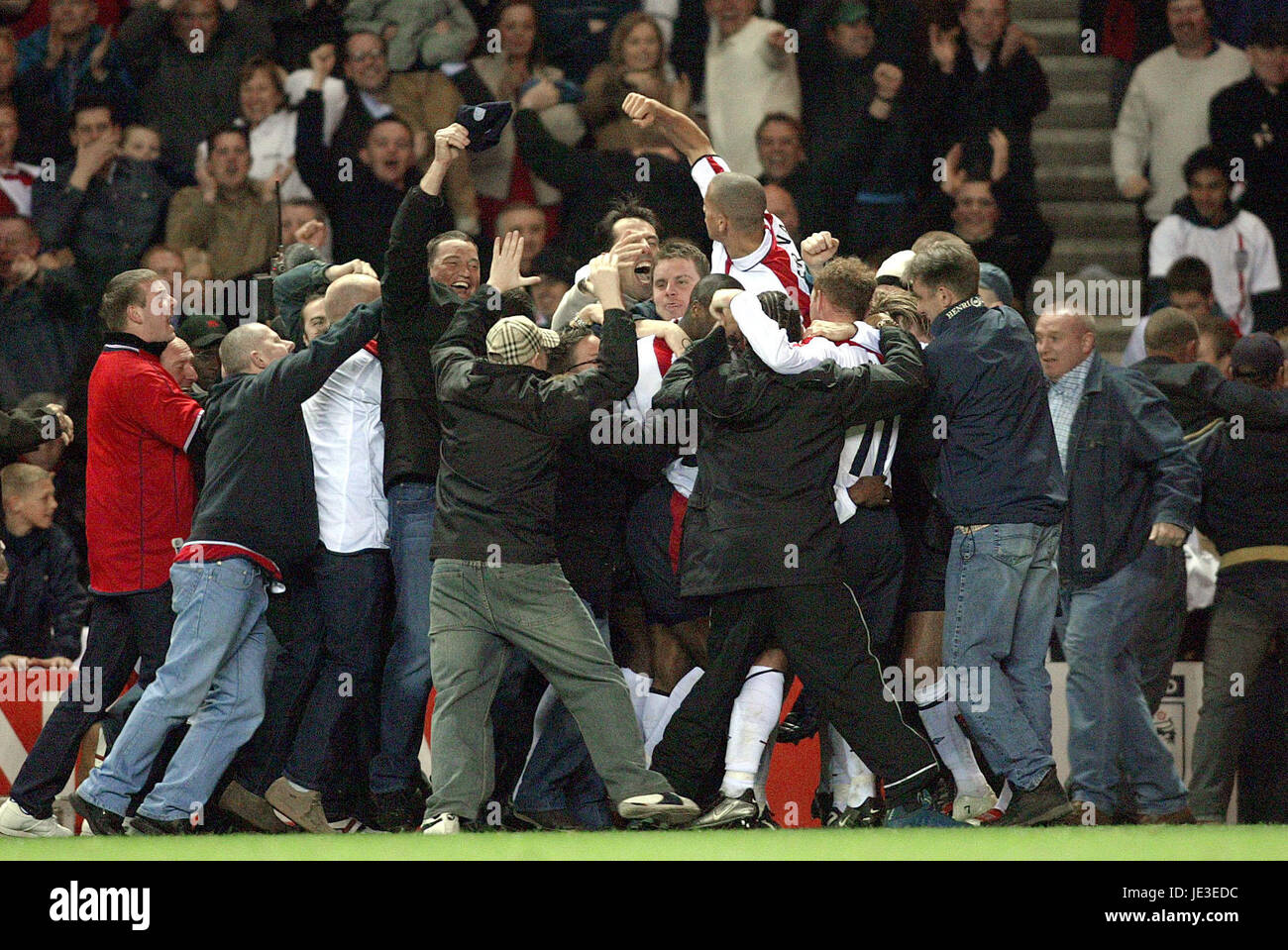 Inghilterra fan del passo di invadere l'INGHILTERRA V TURCHIA LO STADIO DELLA LUCE SUNDERLAND 02 Aprile 2003 Foto Stock