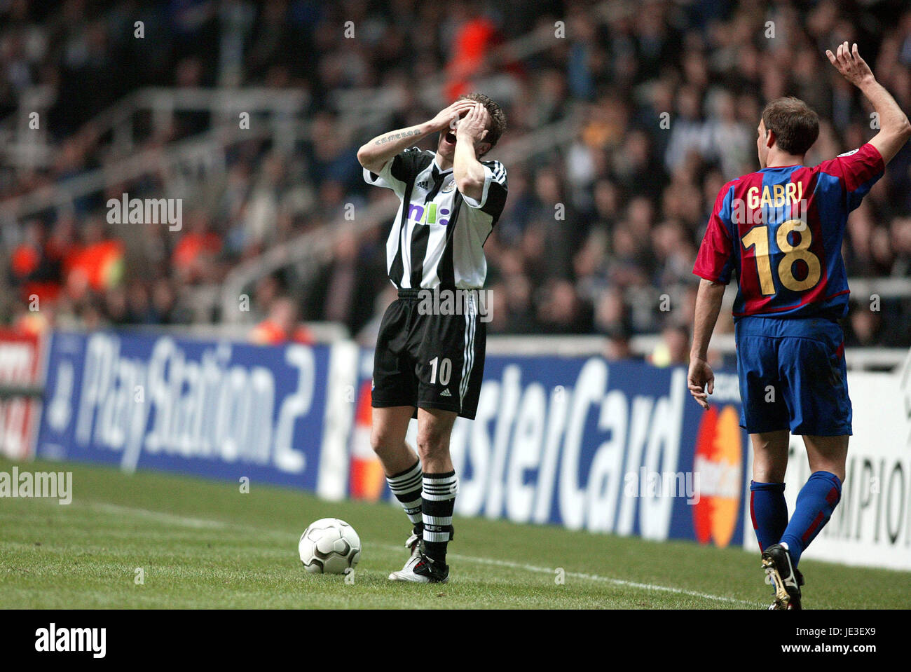 CRAIG BELLAMY & GABRI NEWCASTLE UTD V Barcellona St James Park Newcastle 19 Marzo 2003 Foto Stock