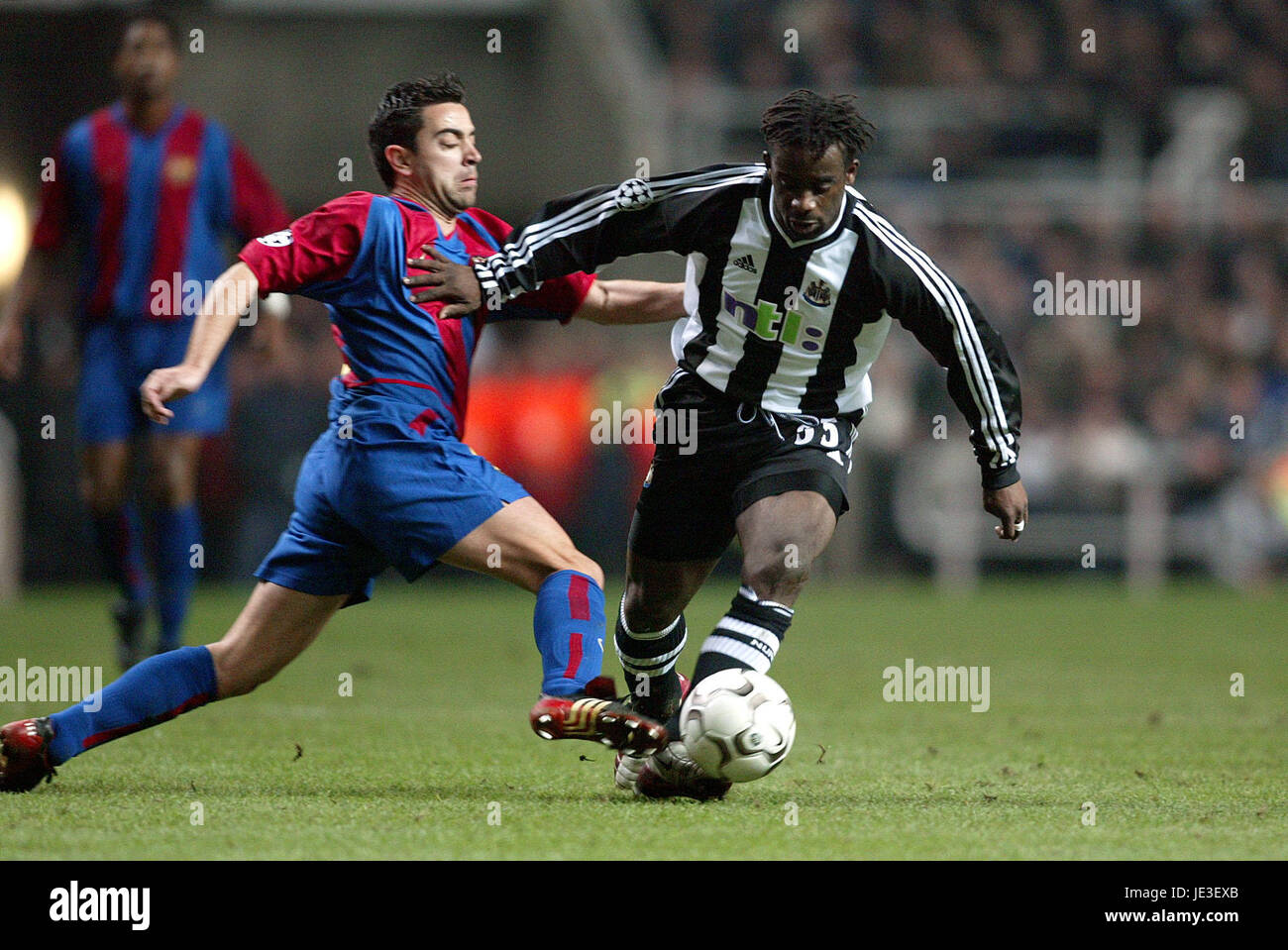 OLIVIER BERNARD & XAVI NEWCASTLE UTD V Barcellona St James Park Newcastle 19 Marzo 2003 Foto Stock